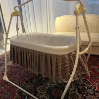 تخت کنار مادر