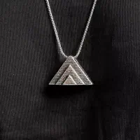 گردنبند هرمی