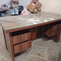 میز وقفسه وسط وتعدادی صفحه قفسه