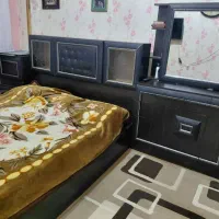 تخت‌خواب‌دو‌نفره‌همراه‌باپاتختی‌ومیز‌ارایش|تخت و سرویس خواب|لاهیجان, فیاض|دیوار