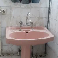 روشویی ، اینه و شیر همه با هم