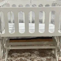 تخت کنار مادر