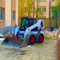 راننده بابکت مینی بیل داوطلبانه جهت کمک مردمی