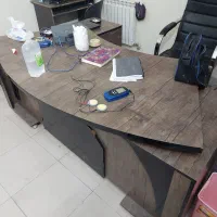 فروش ۲عددمیز اداری و ۳عددصندلی چرخ دار ۹عددصندلیMP