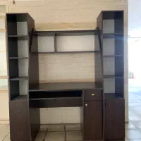 میز کامپیوتر و دوتا کتاب خانه