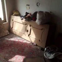 تعدادی درب چوبی و یک میز تلویزیون و میز کامپیوتر
