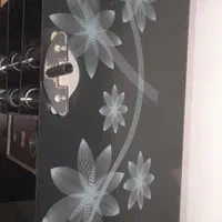 میز تلویزیون شیشه ای تمیز