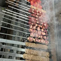 یک کباب پز ماهر جگرکی کبابی