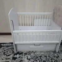 تخت کنار مادر گهواره ای در حد نو به همراه تشک