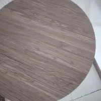 میز گرد همراه با وسایلش با پارچه