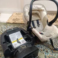 یک عدد کریر ماما لاو  با پایه متصل به صندلی ماشین