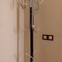 جا لباسی ایستاده