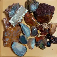 مجموعه متنوع سنگهای طبیعی