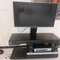 میز تلوزیون و گلدان و قاب عکس