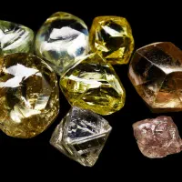 مشتری  راف سنگ های قیمتی و جواهری هستم.فقط جواهری