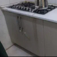 گاز صفحه ای به همراه کابینت زیرش و کابینت دو در