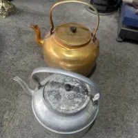 کتری روی وچراغ دیواری