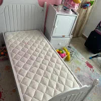 تخت کودک به همراه تشک در حد نو