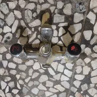 شیر حموم با لوله دوش