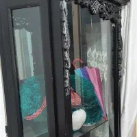 ویترین چوبی ساخته شده با چوب راش و اینه بزرگ