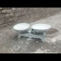 ترازو سنگی و فانوس
