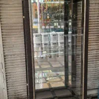 یک عدد ویترین چوبی سالم خیلی تمیز