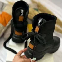 کفش نو|کیف، کفش، کمربند|میانه, |دیوار