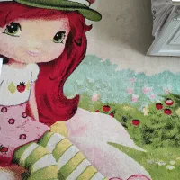 فرش اتاق کودک طرح دختر توت فرنگی