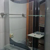 روشویی پایه دار و آینه و شیر روشویی