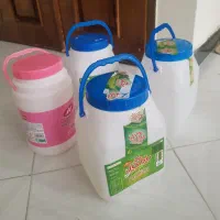 تعدادی دبه ترشی و خیارشور و شیشه مربا