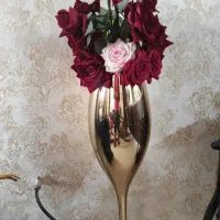 گلدان طلایی با ۱۷شاخه گل رز قرمز