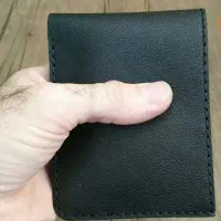یک کیف پول مردانه مشکی گم کردم