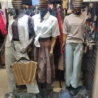 فروشنده خانوم برای پوشاک زنانه