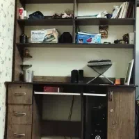 کتابخانه و میز تحریر