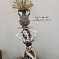 مجسمه و گلدان