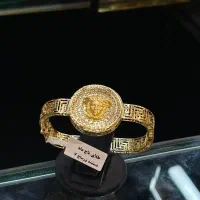 دستبند و نیم تک و تمیمه