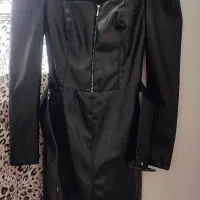 تعدادی لباس|لباس|میانه, |دیوار