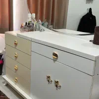 میز تلویزیون و کمد اینه در حد نو نو و سالم
