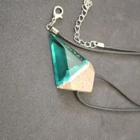 گردنبند چوب و رزین الماس سبز