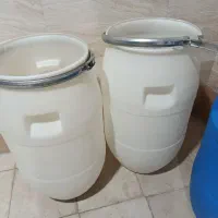 بشکه پلاستیکی سفید و ابی|عمده‌فروشی|بروجن, |دیوار