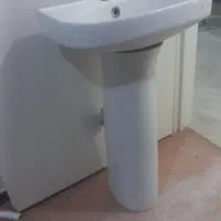 روشویی و آیینه و نظم دهنده و فلش تانک