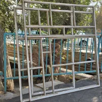 پنجره فلزی سالم وبدون پوسیدگی