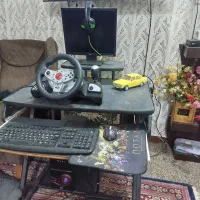 کامپیوتر فوقوالعاده اقتصادی با میز و فرمان و پدال