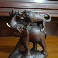 مجسمه چوبی نبرد شیر و فیل