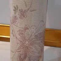 یک رول کاغذ دیواری خارجی