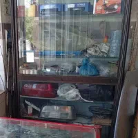 ویترین مغازه ایستاده