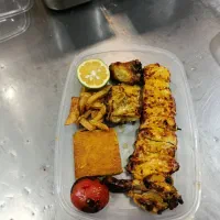 منشی خانم شیفت شب برای تهیه غذا