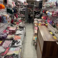 فروشنده خانم در بازار عباس اباد