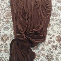 کنار پرده ای مخمل