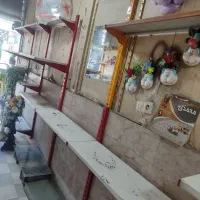تعدادی قفسه فلزی